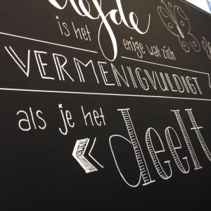 Tekstbord 'Liefde deelt'